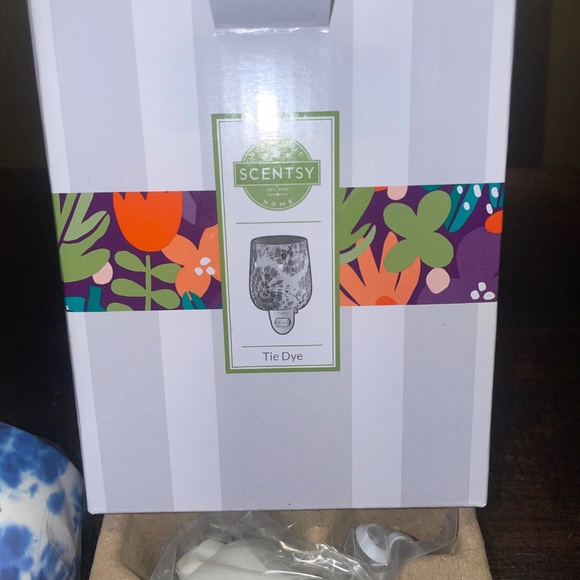 NEW Scentsy Tie Dye Mini Wax Wall Plug Warmer Blue & White - Picture 2 of 3